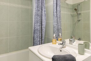 Haartrockner, Handtücher, Seife, Shampoo