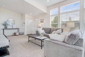 Smart TV - Dreamy retreat with golf course & lake views, near beach & boat launch amenities (Garden City)