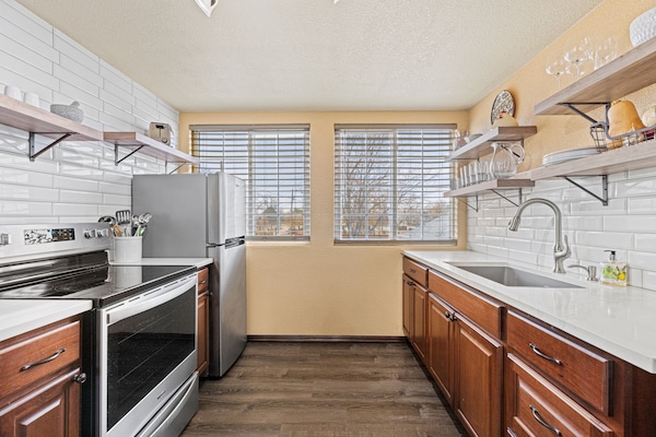 Frigorífico, microondas, horno y placa de cocina