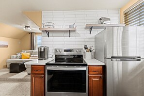 Kjøleskap, mikrobølgeovn, ovn og kokeplater