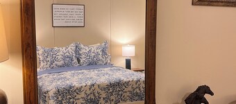 Quick Drive To Multiple Beaches! Chipola Cottage with Private Boat Ramp