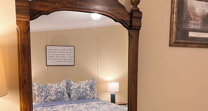 Quick Drive To Multiple Beaches! Chipola Cottage with Private Boat Ramp