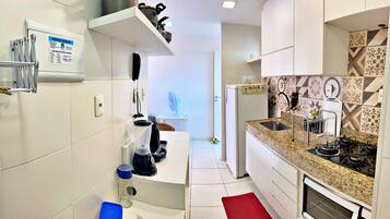 Refrigerador, horno, parrilla de estufa y licuadora