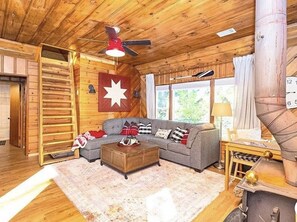 Living area - Fresh Spring snow in April❄️ (Big Bear Lake)