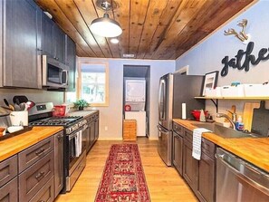 Fridge, microwave, oven, stovetop - Fresh Spring snow in April❄️ (Big Bear Lake)