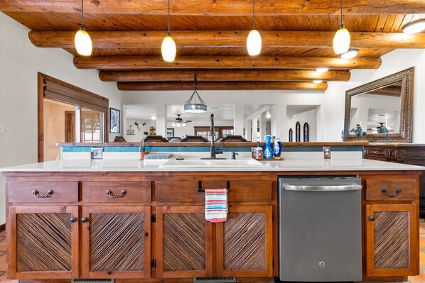 Fridge, microwave, oven, stovetop - Cactus Rose - Enjoy wildlife and mountain views close to downtown Alpine (Alpine)