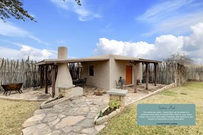 Terrace/patio - Cactus Rose - Enjoy wildlife and mountain views close to downtown Alpine (Alpine)
