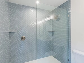 Douche, sèche-cheveux, serviettes fournies, savon