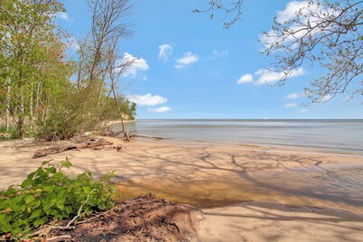 2 blocks from Bay! Community beach! Boat launch! Kayak! Hike! Fossil Hunt!