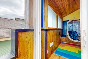 Property grounds - Two-story condo with balcony in the heart of Phinney Ridge (Seattle)