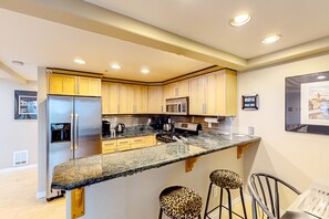 Fridge, microwave, oven, stovetop - Two-story condo with balcony in the heart of Phinney Ridge (Seattle)