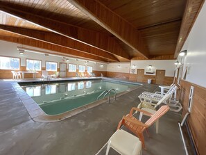 من حمّامات السباحة المغطاة