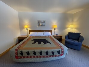 Standard king | Iron/ironing board, free WiFi, bed sheets - AuSable Valley Inn (Mio)
