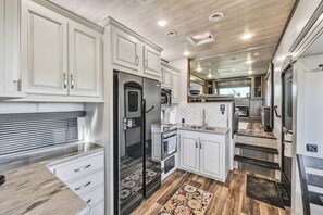 Fridge, microwave, oven, stovetop - Cozy 2-Guest RV on Nature Farm (Pine Grove)