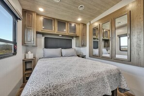 1 bedroom, bed sheets - Cozy 2-Guest RV on Nature Farm (Pine Grove)