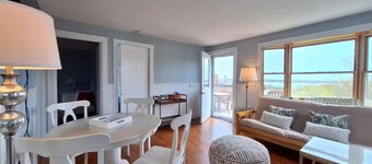 Attached Apartment Near It All. Organic Farmstead. Stunning Views. Pet-friendly.
