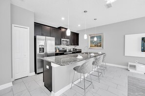 Fridge, microwave, oven, stovetop - Lovely Family 4 Bed Town Home with Splash Pool (Kissimmee)