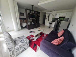 Suite | Living room | 32-inch Smart TV with digital channels, heated floors - 501 Moderno Aparta-Suite en Versalles Tipo Loft - Cali Tower Suites & Lofts (Cali)