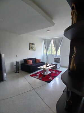 Suite | Living area | 32-inch Smart TV with digital channels, heated floors - 501 Moderno Aparta-Suite en Versalles Tipo Loft - Cali Tower Suites & Lofts (Cali)