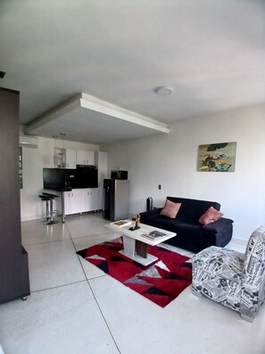 Suite | Living area | 32-inch Smart TV with digital channels, heated floors - 501 Moderno Aparta-Suite en Versalles Tipo Loft - Cali Tower Suites & Lofts (Cali)