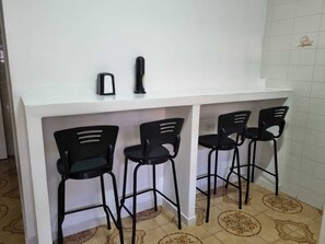 Kühlschrank, Mikrowelle, Gefrierschrank, Küchenrolle
