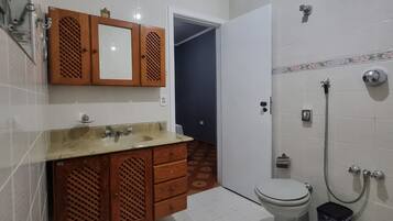 Basic Suite | Bathroom | Towels