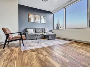 Una televisión, una pantalla de ordenador