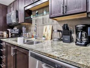 Fridge, microwave, oven, dishwasher - Luxury 1 Bhk Apt w/Parking Pool / Gym/ City View (Dallas)