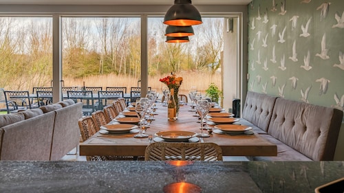 Goslings, Cotswold Water Park,  sleeps 12 guests  in 6 bedrooms