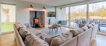 Goslings, Cotswold Water Park, sleeps 12 guests in 6 bedrooms