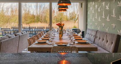 Goslings, Cotswold Water Park, sleeps 12 guests in 6 bedrooms