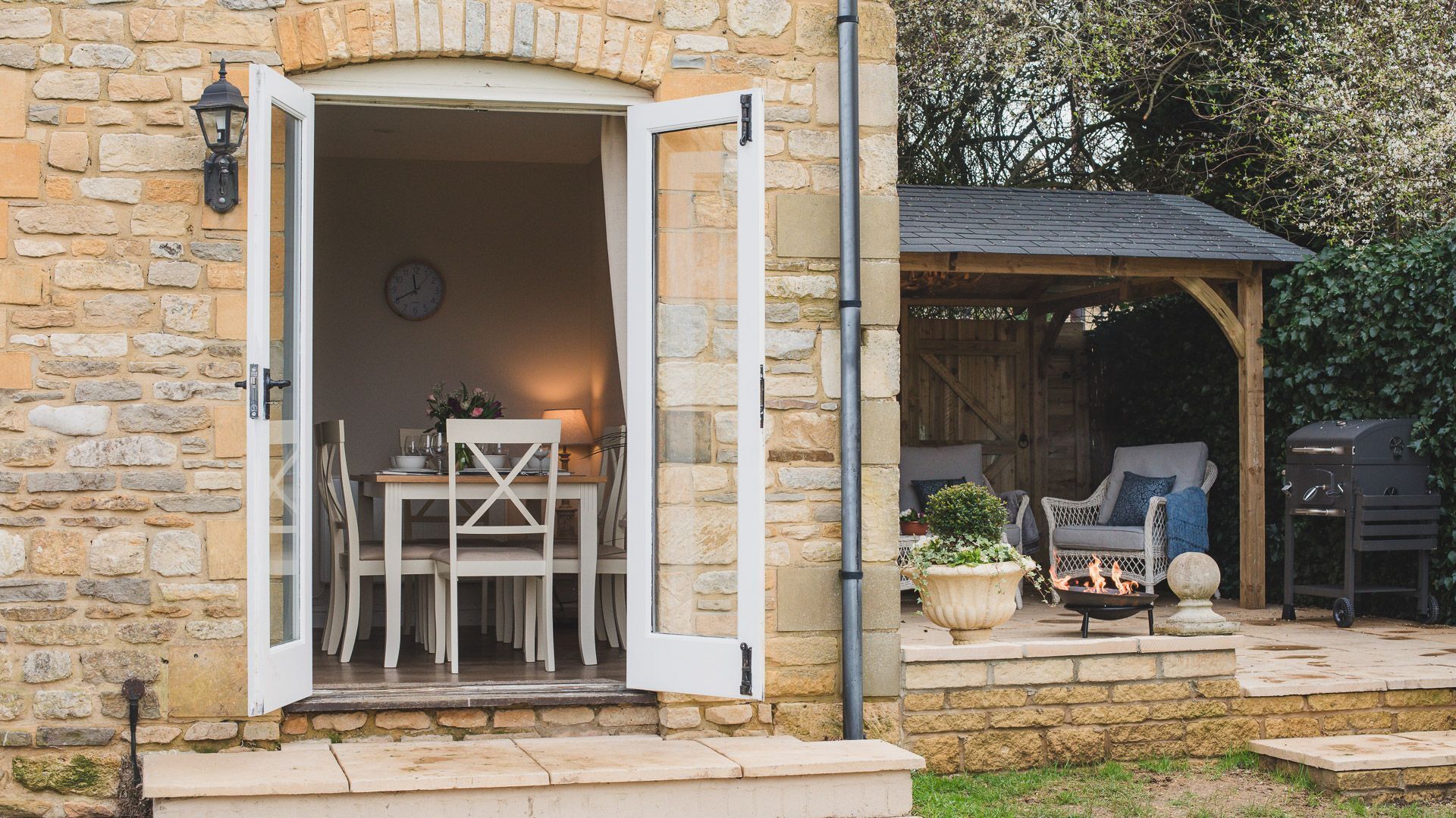 Wild Pear Cottage - sleeps 6 guests  in 3 bedrooms