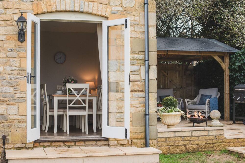 Wild Pear Cottage - sleeps 6 guests in 3 bedrooms