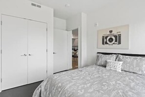 2 bedrooms, desk, iron/ironing board, WiFi