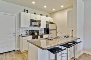 Fridge, coffee/tea maker, cookware/dishes/utensils - Modern w/ Pool, Gym, HotTub, Golf, Pet Friendly! (Draper)