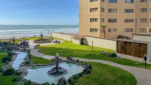 A hotel with a pool area, a fountain, and a view of the ocean. - Downtown Oceana Condo/2 Min Walk to Papas&Beer (Playas de Rosarito)