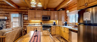 Idyllic mountain view cabin with wood fireplace, front deck, bikes, & gas grill