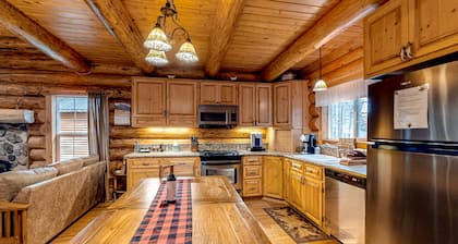 Idyllic mountain view cabin with wood fireplace, front deck, bikes, & gas grill