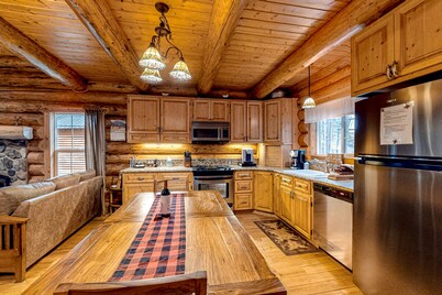 Idyllic mountain view cabin with wood fireplace, front deck, bikes, & gas grill