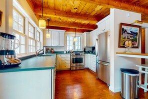 Kjøleskap, mikrobølgeovn, ovn og kokeplater