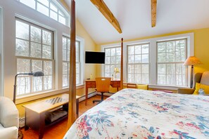 4 bedrooms, iron/ironing board, Internet, bed sheets - Picturesque creekside home with gorgeous deck & sunroom, near 4 ski mountains (Dorset)