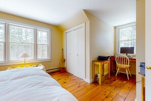 4 bedrooms, iron/ironing board, Internet, bed sheets