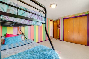 4 bedrooms, iron/ironing board, travel cot, bed sheets - Charming Elk Mountain Home: Hunt, Hike & Fish! (Elk Mountain)