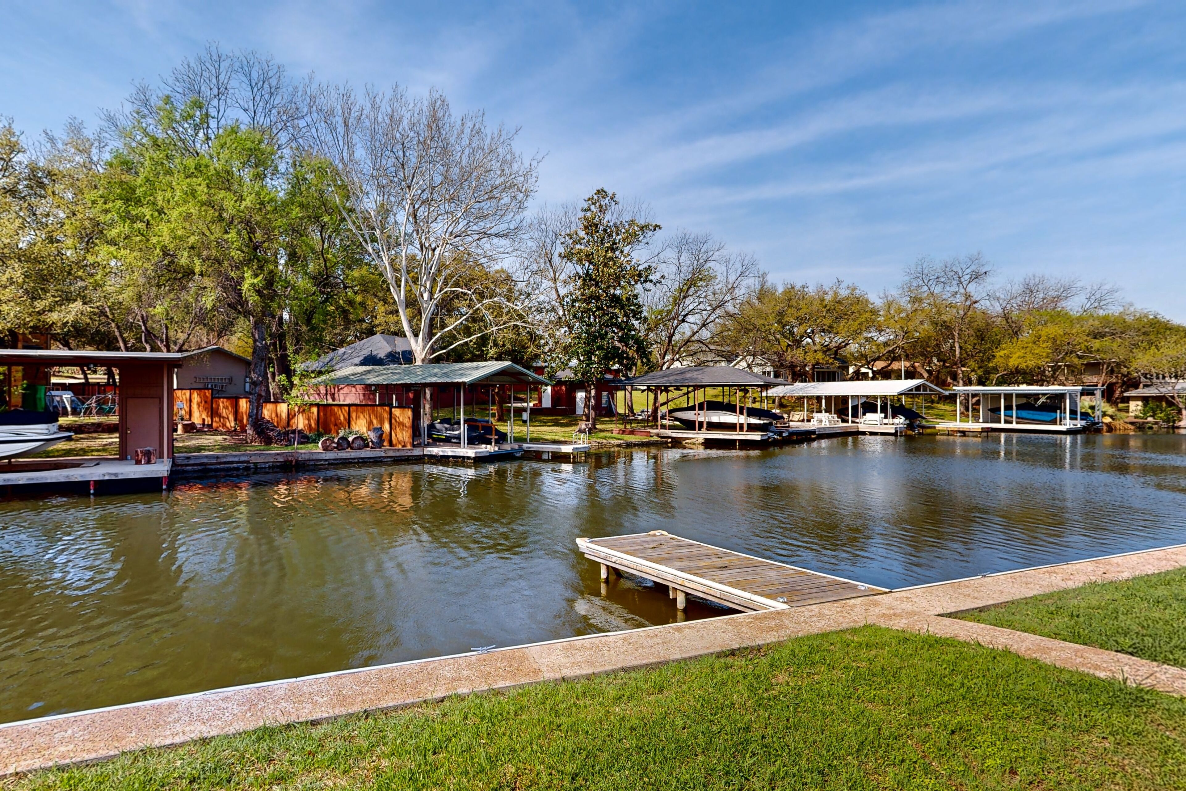 Lakefront entire duplex with 2 docks & boat/jet ski lifts - dog-friendly