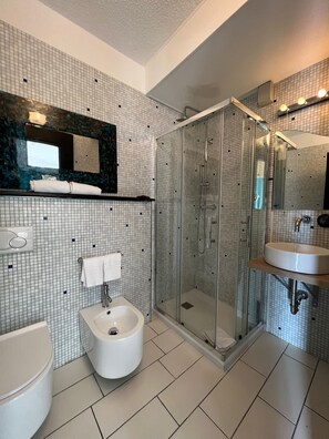 A modern bathroom with a glass shower enclosure, a bidet, and a sink with a mirror above. - VILLA RITA SEA FROT VIEW (Sanremo)