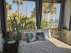 Rom – deluxe, balkong, sjøutsikt | Minibar, safe på rommet, skrivebord og wi-fi (inkludert)