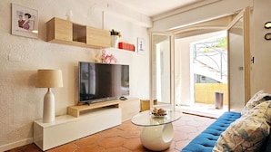Deluxe Apartment, Courtyard View | Ruang tamu | 28 inci televisyen skrin rata dengan kabel 