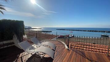 Habitación Deluxe, balcón, vista al mar | Terraza o patio