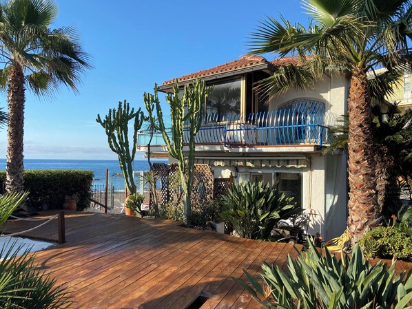 A coastal house with a wooden deck, cacti, and a view of the ocean. - VILLA RITA SEA FROT VIEW (Sanremo)