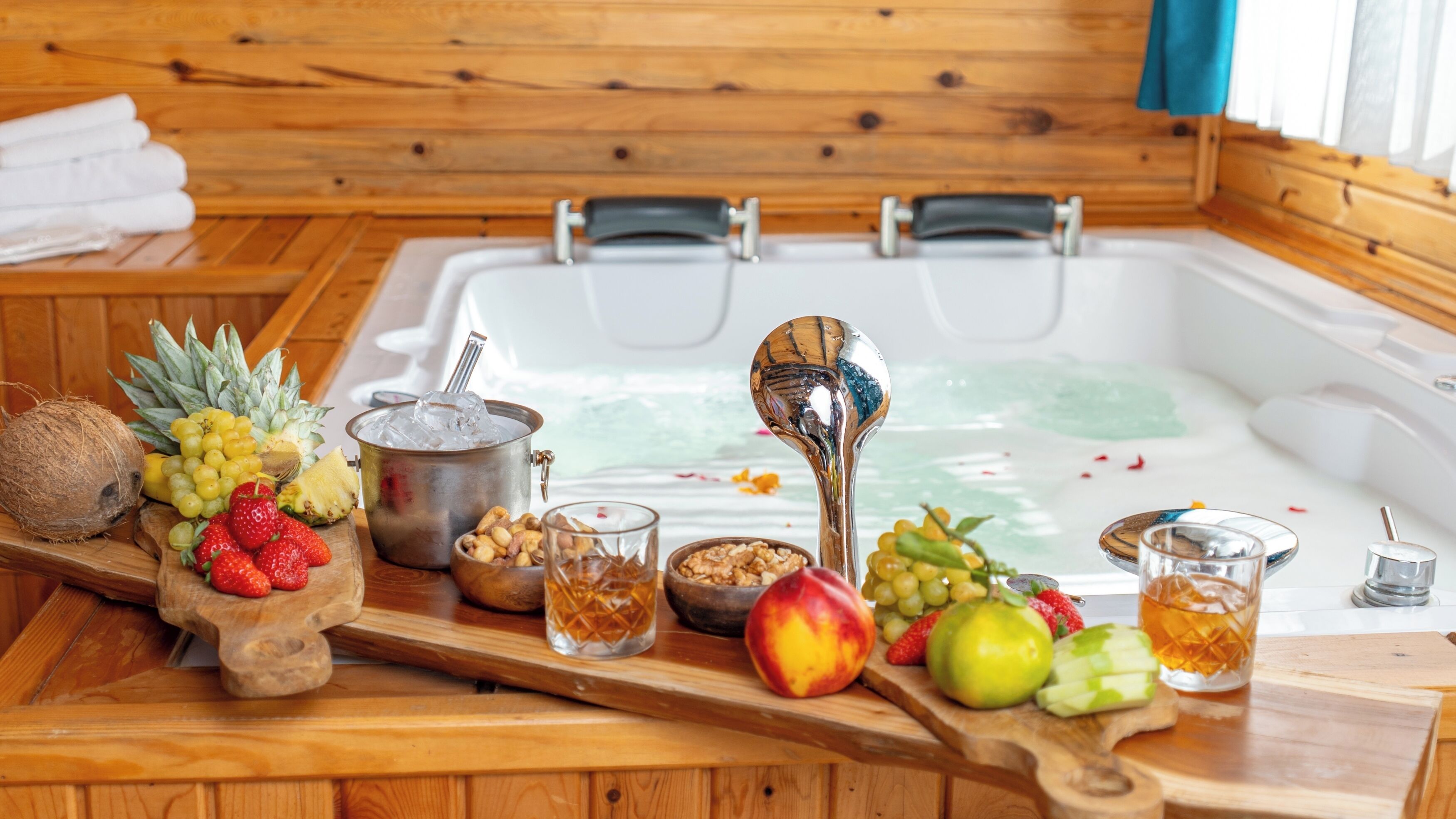 Jakuzili Üç Kisilik Bungalov | 1 soverom, sengetøy i egyptisk bomull og sengetøy av topp kvalitet